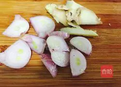 Illustration of how to make twice-cooked pork with black bean sauce and pepper 4