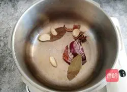 Illustration of how to make Northeastern soybean paste bones 6