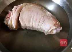 Illustration of how to make pork elbows in sauce 1