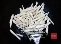 Illustration of how to stir-fry eggplant shreds 4