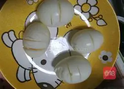 Illustration of how to make fried tiger skin eggs and potatoes with bean paste 4