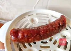 Illustration of how to make fried sausage with fresh garlic sprouts 3