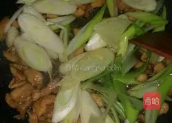 Illustration of how to stir-fry chicken legs with green onions 4