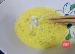 Illustration of how to make whitebait scrambled eggs 4