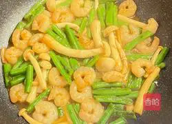 Day 2 of trying the Mediterranean diet | Shrimp and seafood Illustration of how to stir-fry mushrooms and green beans in one pot 6