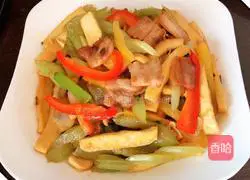 Illustration of how to stir-fry pork belly and dried celery 12