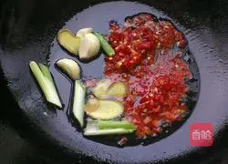Illustration of how to make spicy boiled fish fillets 6
