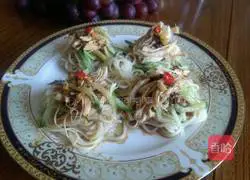 Illustration of how to make cold shredded chicken noodles 5