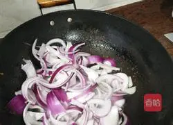 Illustration of how to make fried beef with onions 9
