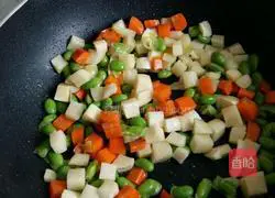 Illustration of how to make stir-fried shrimps and diced shrimps 4