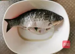 Illustration of braised crucian carp recipe 1