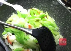 Illustration of how to stir-fry celery with lilies 14
