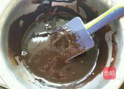 Illustration of how to make white and black yogurt mousse 2