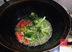 Illustration of how to make assorted shrimps in hot pot 5