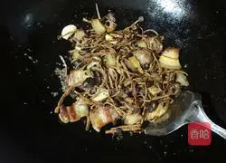 Tea tree mushroom twice-cooked pork with black soy sauce Practice illustration 10