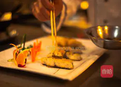 Illustration of how to cook herring with dendrobium juice 4