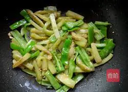 Illustration of how to stir-fry eggplant shreds with pepper 8