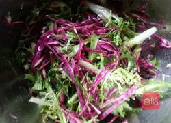 Illustration of how to make cold bitter chrysanthemum and purple cabbage 6