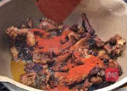 Illustration of how to make spicy dried fish 7