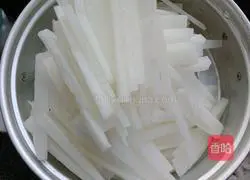 Illustration of how to make spicy stir-fried white radish and smoked dried fish 1