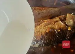 Illustration of home-style braised small crucian carp 9