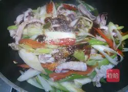 Illustration of how to make fried squid with two peppers and green onions 12