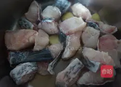  Illustration of how to make herring stewed with rice wine 4