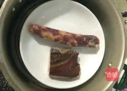 Illustration of how to make preserved meat claypot rice 2