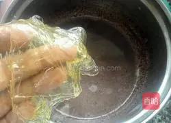 Illustration of how to make cocoa mousse cake 4