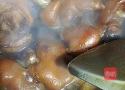 Illustration of how to make rock sugar pig's trotters 10