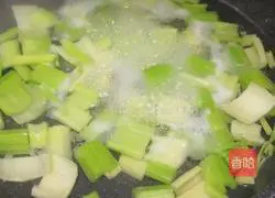 Illustration of how to cook squid and celery 4