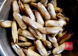 Illustration of how to make stir-fried razor clams with garlic flavor and chopped pepper 1