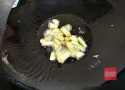 Illustration of how to make fried fish with celery 2