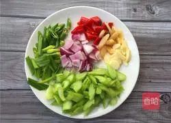 Illustration of how to stir-fry squid with celery and pickled pepper 2