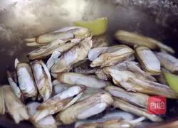Illustration of how to stir-fry razor clams 4