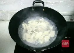 Illustration of how to make red oil chicken slices 4