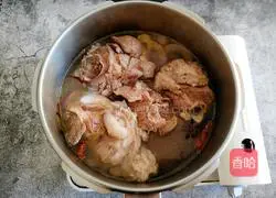 Illustration of how to make Northeastern soybean paste bones 8