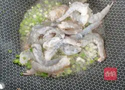 Illustration of how to cook asparagus, carrots and shrimps 7