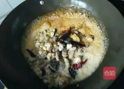 Illustration of how to stir-fry spicy bullfrog 6