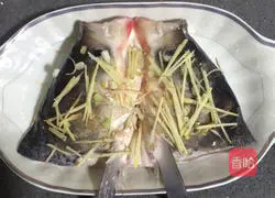 Illustration of how to make fish head with chopped pepper 6