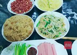 Illustration of how to eat spring pancake rolls at the beginning of spring 11