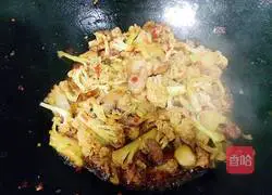 Illustration of how to make stir-fried cauliflower with twice-cooked pork 8