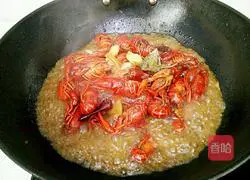 Illustration of braised crayfish in oil 12