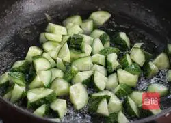 Illustration of how to make fried shrimps with cucumber 5