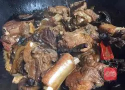 Illustration of how to make pork ribs with vermicelli and stewed mushrooms 15