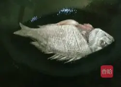 Illustration of how to cook yellow fin snapper with dried bamboo shoots 3