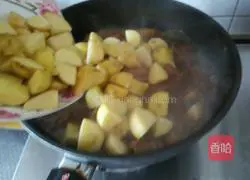Illustration of how to cook pork ribs with small potatoes 5