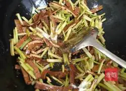 Illustration of how to stir-fry Hunan dried celery with celery 7