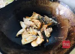 Illustration of how to make salmon head in casserole 4