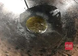 Illustration of how to make fried pig ears with three peppers 3